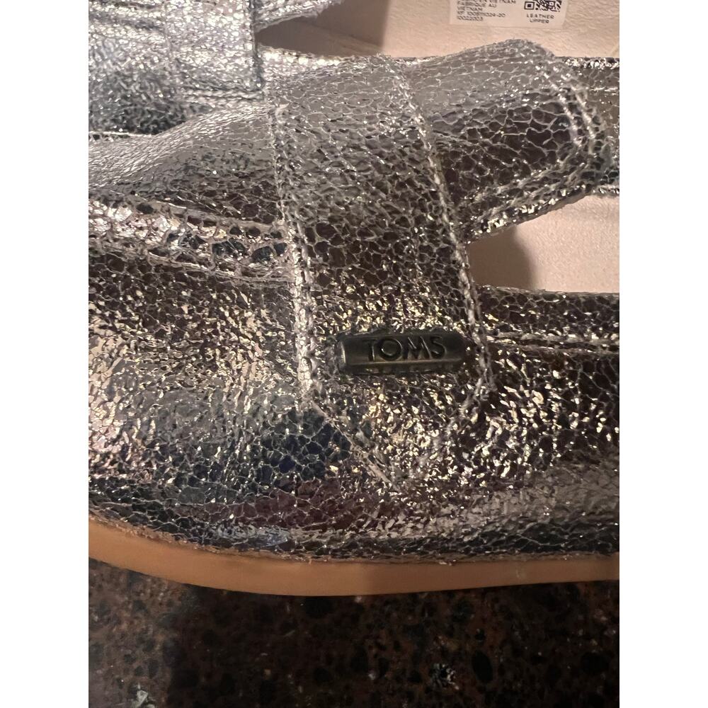 Tom’s Silver Crinkle Leather Sparkle Lynette Loafer Y3K 8.5 EUC Metallic Shiny - Picture 7 of 10